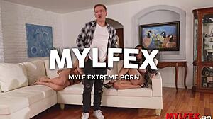 וואו! צופה בטלוויזיה עם חמות חורגת ודודה חורגת מצוצות