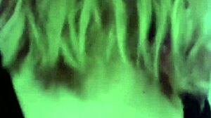 le chupo la verga y lo monto como una perra hasta dejarlo sin una gota de leche