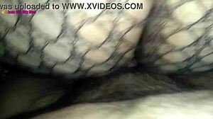 Dolgun bbw'yi balık ağı çoraplarla arkadan sertçe sikmek