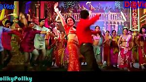 Hey Kareena, can you show more of that hot navel?
