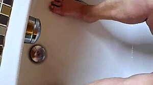 dreckige f��e in der badewanne waschen mit mature touch