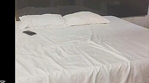 sorprendida urtando recibe polla de castigo