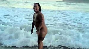conheci uma baixinha gordinha e sexy na praia de nudismo, veja o final!