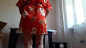 Подруга ушла, её мама трахает меня громко в магазине