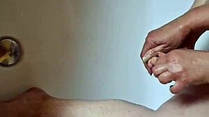 dreckige f��e in der badewanne waschen mit mature touch