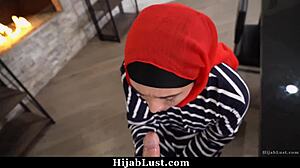 Stepmom hijab Lilly Hall apprend à sucer la bite de son beau-fils curieux