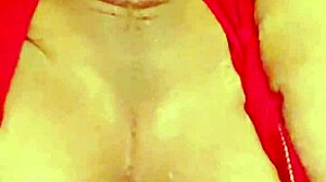 shemale's wide pussy gets filled