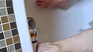 dreckige f��e in der badewanne waschen mit mature touch