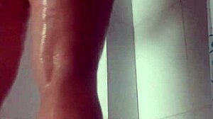 Encuentro en la ducha a la mama de mi mejor amigo