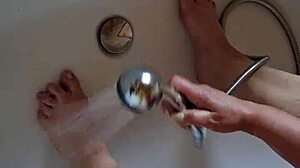 dreckige f��e in der badewanne waschen mit mature touch