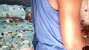 लोकल बॉय ऑंटी की इगर चूत में लोड स्पिल करता है