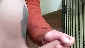 Me Masturbo En Las Gradas De Los Apartamentos Mientras La Vecina Habla Por Telefono En El Garage