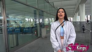 该死，妮可·洛夫渴望鸡巴，接受三重肛交和脸部射精...哎呀！