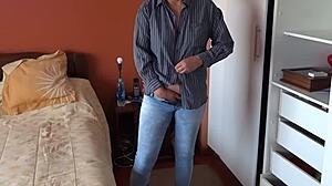 Cameră ascunsă reală prinde frumoasa mamă vitregă latină pipăindu-se în blugi strâmți
