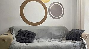 Os meninos estavam brincando de bola e deixaram cair aqui dentro do meu quintal e como uma boa tia chamei eles para entrar e comer um bolinho tbm