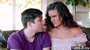 MILF στεπμάμ Penny Barber κάνει μυστικό deepthroat στον γιο της