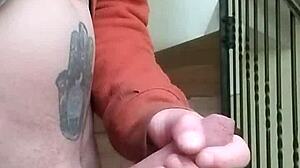 Me Masturbo En Las Gradas De Los Apartamentos Mientras La Vecina Habla Por Telefono En El Garage