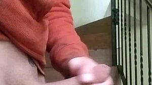 Me Masturbo En Las Gradas De Los Apartamentos Mientras La Vecina Habla Por Telefono En El Garage