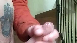 Masturbujem na schodoch apartmánov, zatiaľ čo suseda hovorí po telefóne v garáži