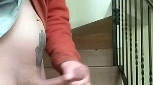 Me Masturbo En Las Gradas De Los Apartamentos Mientras La Vecina Habla Por Telefono En El Garage