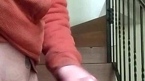 Me Masturbo En Las Gradas De Los Apartamentos Mientras La Vecina Habla Por Telefono En El Garage