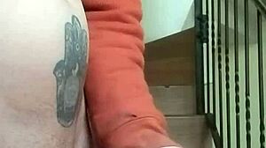 Me Masturbo En Las Gradas De Los Apartamentos Mientras La Vecina Habla Por Telefono En El Garage