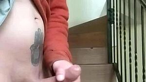 Me Masturbo En Las Gradas De Los Apartamentos Mientras La Vecina Habla Por Telefono En El Garage