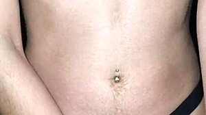 VAGABUNDA SENTANDO E GOZANDO NA ROLA DO VAGABUNDO