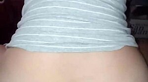 me muero por verla sentarse en mí en acción grupal salvaje