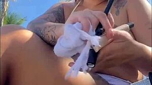 estou na praia com tesao vou ficar me exibindo aqui pra macho