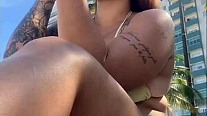 estou na praia com tesao vou ficar me exibindo aqui pra macho