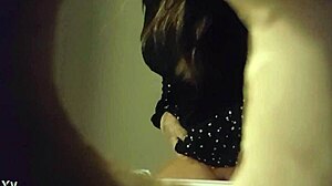 Cameră Ascunsă Prinde Fata Pipind În Chiloți Albi Prin Gaura Din Perete