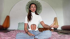 Roxy fox explains the differences between foreskin and circumcised penises in this detailed tutorial