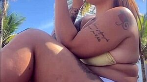 estou na praia com tesao vou ficar me exibindo aqui pra macho