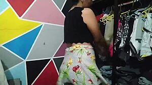 mientras organizo la ropa, mi vecina cachonda me manosea las nalgas y empezamos a follar
