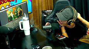 a novinha safada levantou e mostrou o cuzinho ainda piscou na c�mera bem gostoso para voc�s oque ela merece - bruna lambertini & isa moura