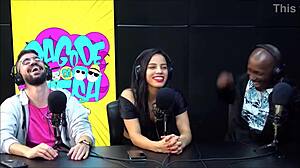 safada da morena says, 'fala putaria com meu namorado'