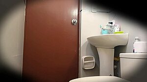 camara escondida en el ba�o de universitaria colombina culona