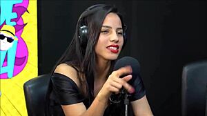 safada da morena says, 'fala putaria com meu namorado'