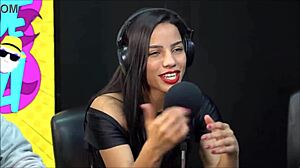 safada da morena says, 'fala putaria com meu namorado'