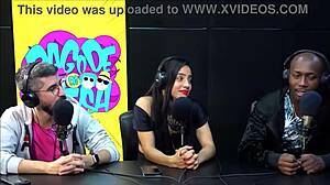 safada da morena says, 'fala putaria com meu namorado'