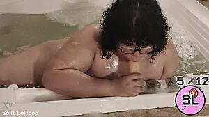 trans novinha brincando na hidromassagem