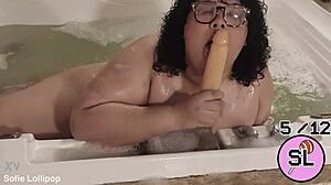 trans novinha brincando na hidromassagem