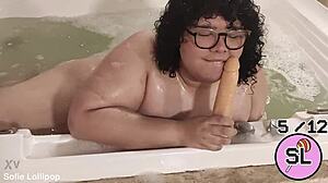 trans novinha brincando na hidromassagem