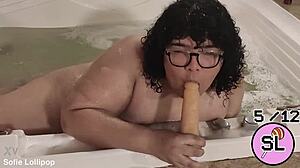 trans novinha brincando na hidromassagem