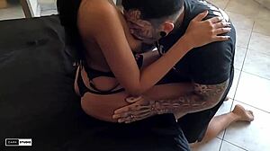 Morena novinha gives pussy tea to tatuado dotado.