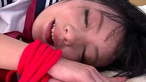 制服の小さな日本人ティーンが教師に騙されて処女喪失中出し、無修正ポルノ