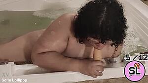 trans novinha brincando na hidromassagem