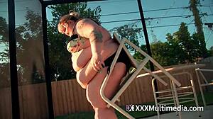 Şişman SSBBW Ivy Davenport fetiş oyununda sandalyeye sıkışan yağlı kıvrımlarıyla boğuşuyor.