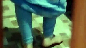 espiando a la zorra de mi hermanastra me descubre y la muy puta me pide que la folle en cuatro